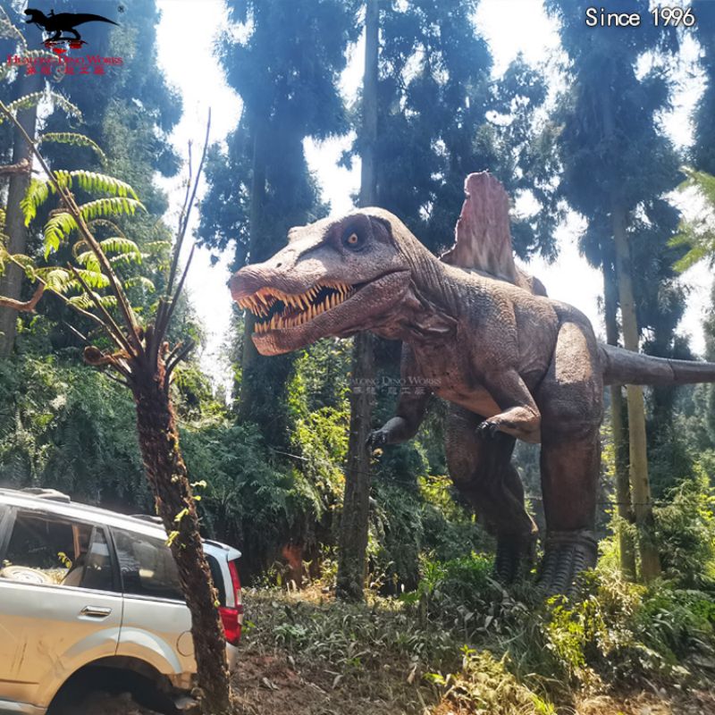 16 meter animatronisk spinosaurus angriber en bil i Adventure Park (2)