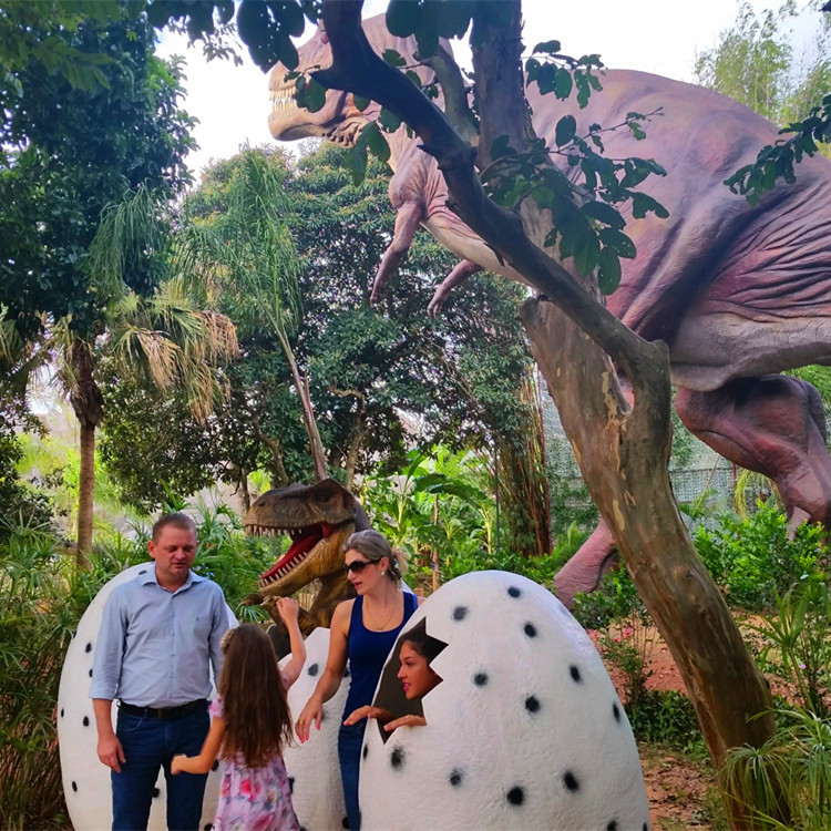 Dinosaurus dinosaurus agrestronik sing agresif ing taman hiburan (2)